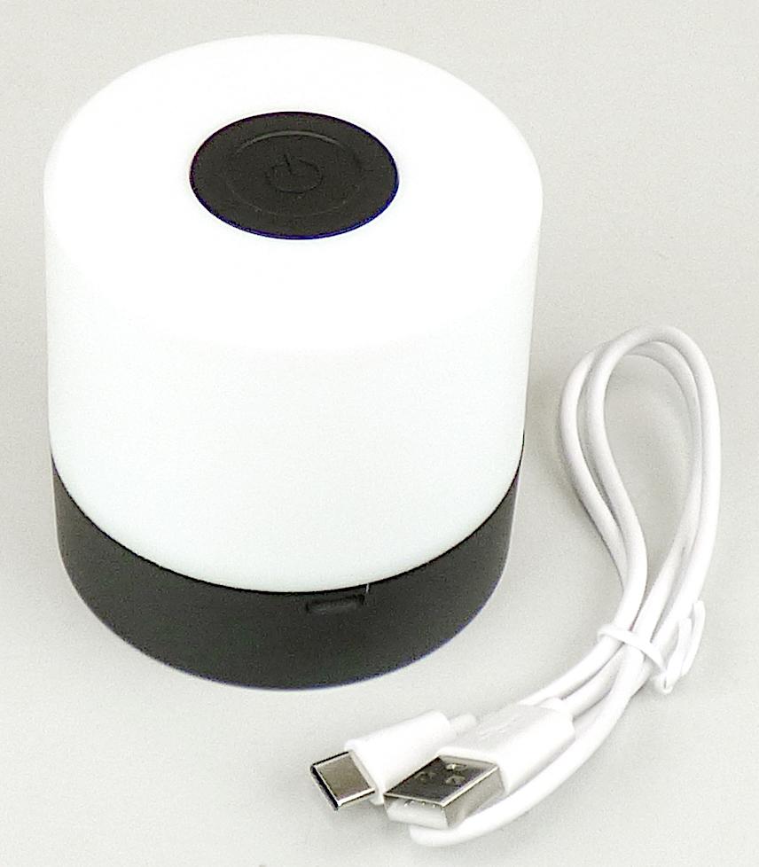 Bei der sog. Akku Tischleuchte handelt es sich um einen zylinderförmigen, ca. 72 mm x 72 mm (H x d) großen elektrischen Beleuchtungskörper in zwei Ausführungen (zwei verschiedenen Farben), im Wesentlichen bestehend aus einem Kunststoffsockel und einem weißen, lichttransparenten Kunststoffgehäuse mit integrierter im Dauerlicht weiß leuchtender LED-Lichtquelle.
Die Leuchte ist mit einem an der Oberseite platzierten Berührungssensor (Ein-/Ausschalter/Dimmer zur Einstellung der drei Helligkeitsstufen), einem Akku und einem Ladekabel mit USB-Anschluss ausgestattet.

Sie ist universell platzierbar und kann bspw. auf einen Tisch oder in ein Regal gestellt werden.

Die Ware ist in einem Karton verpackt.

Das Erzeugnis ist als "elektrischer Beleuchtungskörper, anderweit weder genannt noch inbegriffen, nicht von den Unterpositionen (HS) 9405 11 bis 9405 41 erfasst, ausschließlich zur Verwendung mit LED-Lichtquellen bestimmt, kein Scheinwerfer, aus Kunststoffen" einzureihen.