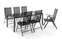 Bei den Erzeugnissen handelt es sich um eine Warenzusammenstellung in Aufmachung für den Einzelverkauf, bestehend aus:
- einem ca. 190 x 90 x 70 cm (B x T x H) großen Tisch mit einem Gestell aus Aluminium und einer Tischplatte aus Sicherheitsglas und
- sechs ca. 65 x 55 x 106 cm (T x B x H) großen Sitzmöbeln bestehend aus einem Gestell aus Aluminium mit Rückenlehne und Armlehnen.

Der Tisch ist dazu ausgelegt, während des Sitzens auf den dazugehörigen Sitzmöbeln an ihm zu essen. Da weder der Tisch noch die Sitzmöbel charakterbestimmend sind, erfolgt eine Einreihung in die zuletzt genannte Position, der gleichermaßen in Betracht kommenden Positionen.

Bei dem aus unterschiedlichen Stoffen zusammengesetzten Tisch wird der stoffliche Charakter der Ware insbesondere aufgrund der Bedeutung als Stabilität verleihendes Element durch das Metall bestimmt.

Die Warenzusammenstellung ist als "andere als von den Positionen 9401 sowie 9402 erfasste Möbel, Metallmöbel, nicht von der in Büros verwendeten Art, kein Bett" einzureihen.