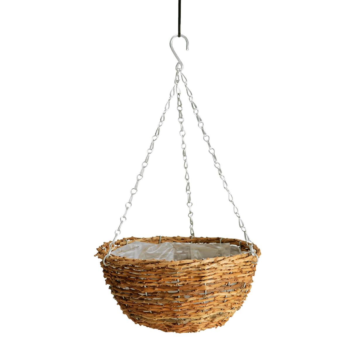 Nach den Angaben der Antragstellerin sowie der vorgelegten Abbildung handelt es sich bei der sog. „Natur-Hängeampel GEORGE“ um einen runden Pflanzkorb zum Hängen (D 35 cm).

Das Erzeugnis besteht aus einem formgebenden Grundgerüst aus Metalldraht, das vollflächig mit dünnen, biegsamen Weidenruten (Flechtstoff im Sinne der Anmerkung 1 zu Kapitel 46) umflochten ist. Das Behältnis ist innen vollständig mit Kunststofffolie ausgeschlagen und am oberen Rand mit drei Gliederketten aus unedlem Metall ausgestattet. Die Ketten sind zu einer Aufhängevorrichtung zusammengeführt.

Im Hinblick auf den Umfang und die Bedeutung für die Zierwirkung bestimmen die Flechtstoffe den Charakter der in Handarbeit gefertigten Ware.

Zolltarifrechtlich handelt es sich um eine "andere Ware aus Flechtstoffen, unmittelbar aus anderen pflanzlichen Flechtstoffen als Bambus oder Rattan, andere als Flaschenhülsen aus Stroh, handgearbeitet".