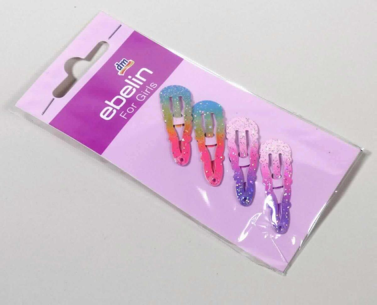 Sog. "Haarschmuck" (LAN: 11838).
Bei der Ware handelt es sich um vier ca. 3,9 x 1,3 cm (Länge x Breite) große und bunte, mit Glitter verzierte Haarspangen aus unedlem Metall, in Form von tropfenförmigen, auf Spannung gebogenen Haarclips, die mit einem Clip/Klickmechanismus versehen sind. 

Die Haarspangen sind auf einer Verkaufskarte mit Aufhängeöse für den Einzelverkauf aufgemacht und dienen zum Zusammenhalten der Haare.

Die Ware ist als "Haarspange, aus anderen Stoffen als Hartkautschuk oder Kunststoff" einzureihen.