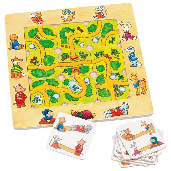 Bei dem als „Artikel 56944 – Legespiel Finde den Weg“ bezeichneten Erzeugnis handelt es sich um ein Gesellschaftsspiel für ein bis zwei Spieler, bestehend aus:
- einem Spielbrett aus Holz mit den Abmessungen von ca. 21 cm x 21 cm,
- - am Rand mit einer dünnen Schicht aus Papier überzogen, die mit zwölf verschiedenen stilisierten
    Tieren bedruckt ist,
- - in der Mitte mit einer annähernd quadratischen Aussparung,
- 20 sog. „Vorlagekarten“ mit den Abmessungen von ca. 6 cm x 6 cm,
- - aus Holz gefertigt und auf der Schauseite mit einer dünnen Schicht aus Papier versehen,
- - jeweils mit vier verschiedenen Tieren bedruckt, wovon je zwei mit einem Weg
    zu einem Paar verbunden sind,
- neun Spielelementen in den Abmessungen von ca. 5 cm x 5 cm,
- - aus Holz gefertigt und auf der Schauseite mit einer dünnen Schicht aus Papier versehen,
- - jeweils mit verschiedenen Wegen oder Kreuzungen bedruckt,
- einer Spielanleitung in verschiedenen Sprachen,
- in einem bunt bedruckten Pappkarton verpackt.

Ziel des Spiels ist es, Wege über das Spielbrett zu bauen, sodass die am Rand aufgedruckten Tiere zueinanderfinden können. Zu Beginn des Spiels werden die mit den Wegen bedruckten Spielelemente offen ausgelegt und es wird eine „Vorlagekarte“ gezogen, die dann vorgibt, welche Tiere die beiden Spieler miteinander verbinden müssen.
Die Spieler legen abwechselnd die bedruckten Spielelemente auf das Spielbrett, um so einen Weg zu bauen. Es gewinnt derjenige Spieler, der seine beiden Tiere zuerst verbunden hat.

Derartige Erzeugnisse werden zolltarifrechtlich als "Gesellschaftsspiel, nicht von den Unterpositionen (KN) 9504 2000 bis 9504 9010 erfasst" eingereiht.