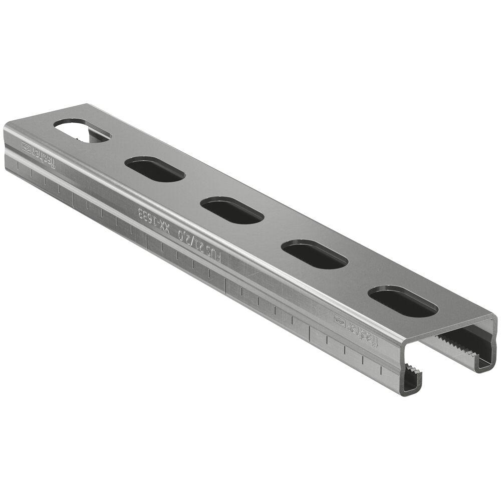 Profil aus Stahl

Bei der Ware handelt es sich um ein massives, metallisches Erzeugnis mit über die gesamte Länge von 2000 mm gleich bleibendem Querschnitt (Profil). Das Erzeugnis ist in regelmäßigen Abständen gelocht. Das als Montageschiene bezeichnete Profil weist eine Breite von 41 mm, eine Höhe von 21 mm und eine Wanddicke von 2 mm auf. Es besteht aus nicht rostendem Stahl (1.4301).

Die Ware ist nach ihrer Beschaffenheit als Profil aus nicht rostendem Stahl, anderes, in den TARIC-Code 7222 4090 90 einzureihen.