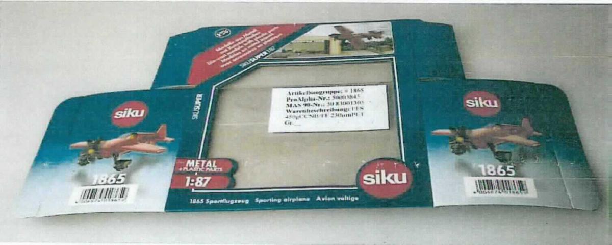 Es handelt sich um einen flachliegenden, unregelmäßig zugeschnittenen, mehrfach gerillten und an einer Längsseite geklebten Zuschnitt aus Pappe, mit Einstecklaschen an den Seiten. Er ist mit Produktinformationen und einem Firmenlogo farbig bedruckt und enthält ein Sichtfenster aus klarsichtiger Kunststofffolie. Durch Auffalten, Knicken und Zusammenstecken soll der Zuschnitt zu einer etwa 7,1 x 13,8 x 9,7 cm (Länge x Breite x Höhe) großen, rechteckigen Schachtel aufgebaut werden und als Verpackung für ein Spielzeugmodell dienen.

Abbildung siehe Anlage.

Derartige Waren gehören als "Faltschachteln und -kartons aus nicht gewellter Pappe" zum TARIC-Code 4819 20 00 00, da es sich zolltarifrechtlich um eine aus verschiedenen Stoffen zusammengesetzte Ware handelt, deren wesentlicher Charakter im Hinblick auf den Umfang und nach der Bedeutung für die Verwendung durch die Pappe bestimmt wird.