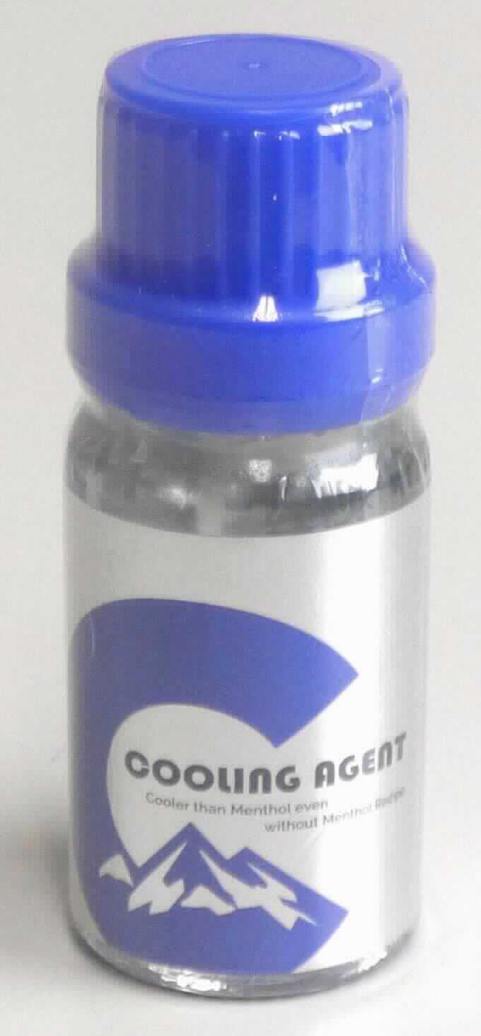 Angaben: 
Cooling Agent zum Verdampfen in Wasserpfeifen. Die Lösung soll mit E-Liquids für E-Zigaretten gemischt werden und für einen kühlenden Effekt des Dampfes sorgen.

Feststellungen:
Klare, farblose, viskose Flüssigkeit mit einem leicht fruchtigen Geruch. Aufgemacht in einer 10-mL-Klarglasflasche mit blauem Deckel und silberfarbenem Etikett mit blau-schwarzem Aufdruck. Das Fläschchen ist in einer silberfarbenen Pappschachtel mit blau-schwarzem Aufdruck zusammen mit einem Beipackzettel mit Anwendungshinweisen in Aufmachung für den Einzelverkauf verpackt.

Befund:
Chemische Erzeugnisse und Zubereitungen der chemischen Industrie oder verwandter Industrien (einschließlich Mischungen von Naturprodukten), anderweit weder genannt noch inbegriffen; andere; Kartuschen und Nachfüllpackungen, gefüllt, für elektronische Zigaretten; Zubereitungen zur Verwendung in Kartuschen und Nachfüllpackungen für elektronische Zigaretten; andere.