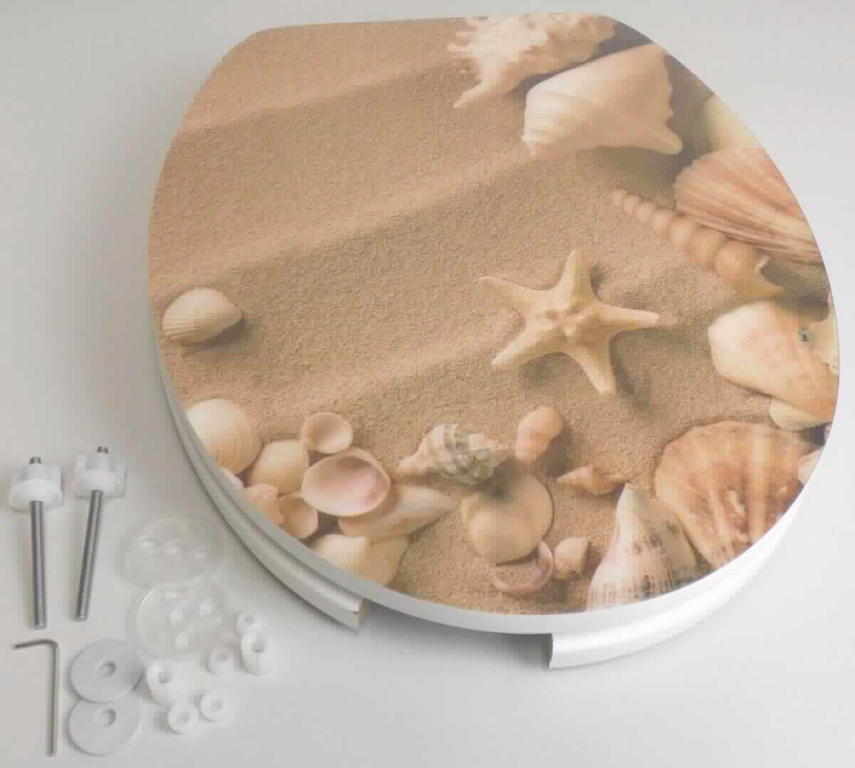 WC-Sitz 
- Toilettensitz mit Deckel, aus entsprechend geformten Zuschnitten aus Holzfaserplatten aus 
  Bambus (lt. Antragsteller), Deckel mit Strandmotiv-Oberfläche aus Kunststoff und weiß 
  lackierter Deckel Unterseite und Sitz,
- mit vier Auflagepuffern aus Kunststoff an der Sitz-Unterseite und zwei Auflagepuffern auf
  der Deckel-Unterseite,
- Sitz und Deckel sind durch Metallscharniere miteinander verbunden,
- noch nicht zusammengesetzt mit Befestigungsmaterial für die Montage,
- gemeinsam mit Montageanleitung (Beipack) in Kunststofffolie und einem bedruckten 
  Pappkarton für die Abgabe an den Endverbraucher aufgemacht.
  (Abbildung siehe Anlage)

Der Toilettensitz bestimmt hinsichtlich der Bedeutung für die Verwendung und des Umfangs den 
Charakter des Ganzen.

"Andere als in Position 4401 bis 4420 erfasste Ware aus Holz, kein Kleiderbügel, aus Bambus, 
noch nicht zusammengesetzt (in Warenzusammenstellung mit nicht charakterbestimmenden 
Beipack); sog. WC-Sitz