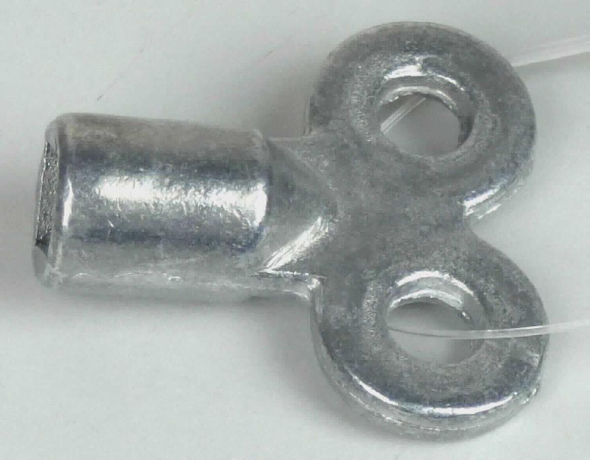 "Luftventilschlüssel";

- vollständig aus unedlem Metall hergestellter Schraubenschlüssel mit Innenvierkant (5 mm) 
  und flügelförmigem, zweifach gelochtem Griff, an welchem sich ein Hangtag befindet

- zum Betätigen von in Ventilen eingebauten Außenvierkantschrauben 
  (nicht Gegenstand dieser vZTA) z.B. zum Entlüften von Heizkörpern

Abbildung siehe Anlage.

Derartige Erzeugnisse gehören als "von Hand zu betätigende Schrauben- und Spannschlüssel mit arbeitendem Teil aus unedlem Metall, mit nicht verstellbarer Spannweite" zum TARIC-Code 8204 1100 00.