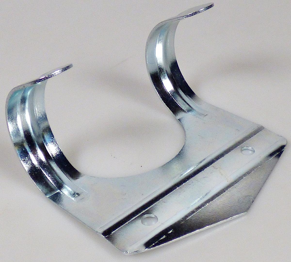 Es handelt sich um annähernd dreieckige, flache Blechabschnitte aus unedlem Metall, die im unteren Bereich zu zwei U-förmig nach vorne gebogenen Haken mit abgerundeten Enden ausgearbeitet sind. Die Waren sind mit zwei kreisrunden Lochungen zur Wandmontage versehen.
Die Erzeugnisse dienen zum Aufhängen von verschiedenen Gegenständen wie zum Beispiel Spaten. Sie sind in einem Pappkarton verpackt.
Abmessungen: etwa 76 x 70 x 50 mm.
- Antragstellerangaben -

Abbildung siehe Anlage.

Derartige Erzeugnisse gehören als "den Kleiderhaken ähnliche Waren, aus unedlen Metallen" zur Codenummer 8302 5000 00 0 des Zolltarifs.