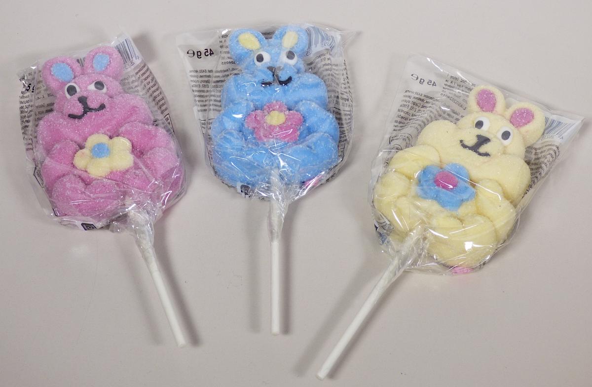 Zuckerware; Schaumzuckerware

Bei der Ware handelt es sich um einen Lolli aus einer formstabilen Schaumzuckermasse, in Form eines stilisierten Hasen. Der Lolli ist in einer Kunststofffolie eingewickelt, die bedruckt ist mit dem Markennamen, der Zutatenliste und der Nährwerttabelle. Die Ware ist für den Einzelverkauf aufgemacht.

Aus den hier durchgeführten Untersuchungen des Warenmusters wurden folgende für den Meursing-Zusatzcode relevante Werte ermittelt:
- Stärke/Glucose: 25 GHT bis weniger als 50 GHT,
- Saccharose/Invertzucker/Isoglucose: 30 GHT bis weniger als 50 GHT.
- Milchfett und Milchprotein werden aufgrund der Zutatenliste ausgeschlossen.

Die Ware ist als Zuckerwaren ohne Kakaogehalt (einschließlich weiße Schokolade), andere, andere, andere, andere, andere, mit einem Gehalt an Saccharose (einschließlich Invertzucker als Saccharose berechnet) von weniger als 70 GHT, andere, in den TARIC-Code 1704 9099 19 einzureihen.