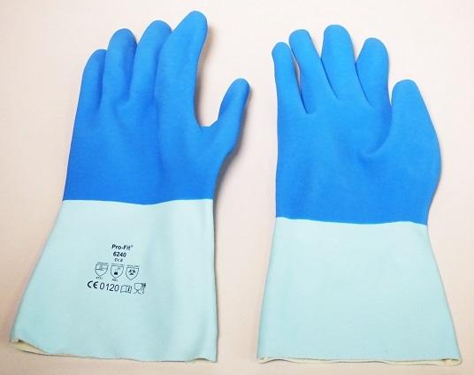 Fingerhandschuhe, sog. Chemikalienschutzhandschuh, Art. 3454, in Erwachsenengröße, Foto 
siehe Anlage,
- als Fünffingerhandschuhe gearbeitet,
- aus einfarbigen Geweben aus laut Antrag Baumwolle,
- nachträglich einseitig (Außenseite) im Tauchverfahren vollständig mit Kautschuk (laut Antrag 
  Latex; keine Zellstruktur erkennbar) getränkt,
- auf dem Stulpenrücken bedruckt, 
- am unteren Rand lediglich geschnitten.

"Fingerhandschuhe, aus Gewirken, mit Kautschuk getränkt"