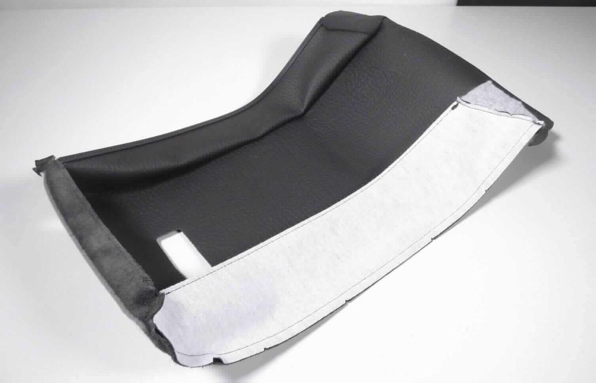 Ware aus Leder, sog. Verkleidung für Mittelarmlehnen im Automobil-Interieur, Foto siehe Anlage,
aus verschiedenen Stoffen zusammengesetzt, bestehend aus:
- einem dreilagigen Flächenerzeugnis im Mittelteil:
- - mit einer charakterbestimmenden Außenlage aus zugerichtetem Leder,
- - mit einer Zwischenlage aus Zellkunststoff,
- - mit einer Innenlage aus Vlies aus Spinnstoffen,
- Seitenwangen aus einem Verbunderzeugnis mit einer Außenlage aus geprägtem Kunststoff und einer Innenlage
  aus Gewirken aus Spinnstoffen,
- Zuschnitten aus Gewebe aus Spinnstoffen unterlegt mit Spinnstoffgewirken an den Enden der Seitenwangen,
- das Leder bestimmt insbesondere nach dem Umfang und dem äußeren Erscheinungsbild den wesentlichen
  Charakter der Ware,
- passgenau gearbeiteter Zuschnitt mit drei Aussparungen,
- dient der Verkleidung von Mittelarmlehnen von Fahrzeugen,
- keine Einreihung in das Kapitel 41, da es sich um besonders geformte Zuschnitte handelt,
- keine Einreihung als Karosseriezubehör der Position 8708, da die Zuschnitte nicht unmittelbar an der Karosserie,
  sondern an der Mittelkonsole eines Fahrzeuges angebracht werden.

"Andere Ware aus Leder, nicht zu technischen Zwecken"