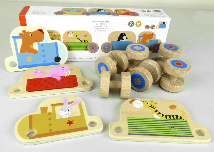 Nach den Antragsangaben und dem vorliegenden Warenmuster handelt es sich bei dem sog.
"Art. 58437 - Zug-Bauset" um Baukastenspielzeug,
- vollständig aus Holz gefertigt und zum größten Teil farbig lackiert,
- mit vier an den Kanten abgerundeten, beidseitig mit Zug- und Tiermotiven (Tiere in Lokomotiven
  und Waggons) versehenen Platten (Abmessungen ca. 12 x 8,5 x 1 cm bzw. 14 x 8,5 x 1 cm), die
  jeweils zwei Lochungen (Durchmesser ca. 1,5 cm) aufweisen,
- mit sechs Rädern (Durchmesser ca. 4,5 cm), die jeweils fest mit einer Achse (Länge ca. 3,5 cm)
  mit Gewinde (Durchmesser ca. 1 cm) verbunden sind,
- mit sechs Rädern (Durchmesser ca. 4,5 cm), die mit einer Gewindebohrung (Durchmesser ca. 1 cm)
  versehen sind,
- ohne Hinweis auf Fertigung in Handarbeit.

Die gelochten Platten lassen sich über die Räder und Achsen in beliebiger Anzahl und Reihenfolge zu einem Zug bzw. zu Zügen zusammenstecken.

Das Baukastenspielzeug dient der spielerischen Unterhaltung vor allem von Kindern. Es ist in einem bunt bedruckten Pappkarton für den Einzelverkauf aufgemacht.

Solche Erzeugnisse sind zolltarifrechtlich als "Baukastenspielzeug, aus Holz, nicht handgearbeitet" einzureihen.