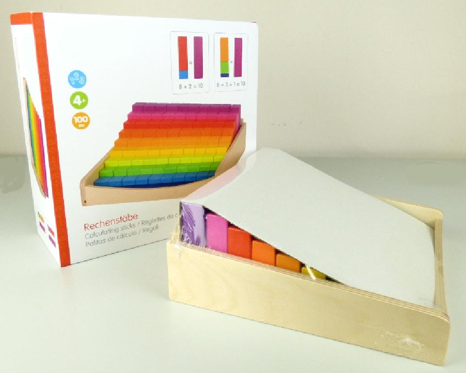 Baukastenspielzeug, sog. "Artikel 58626, Rechenstäbe lasiert" in Form einer Warenzusammenstellung, bestehend aus:
- 100 Bauklötzen aus Holz
-- in 10 Größen von 25 x 25 x 10 mm bis 25 x 25 x 100 mm
-- jede Größe (10 Stück) ist in einer unterschiedlichen Regenbogenfarbe lackiert
-- ohne Hinweis auf Fertigung in Handarbeit
-- dient der spielerischen Unterhaltung von Kindern
- einer Holzkiste
-- in den Abmessungen von ca. 26,3 x 14 x 2,7 cm
-- zur Aufbewahrung der Bauklötze
- gemeinsam mit einer mehrsprachigen Anleitung in einem bunt bedruckten
  Pappkarton für den Einzelverkauf aufgemacht.

Auf Grund des Umfangs und der Bedeutung in Bezug auf die Verwendung bestimmen die farbigen Bauklötze den Charakter der Warenzusammenstellung.

Die Bauklötze können laut beiliegender Anleitung auch als Rechenstäbchen verwendet werden, die Kindern spielerisch das Verständnis von Zahlen und Mengen vermitteln sollen.

Die Ware wird zolltarifrechtlich als "Baukastenspielzeug, aus Holz, nicht handgearbeitet" eingereiht.