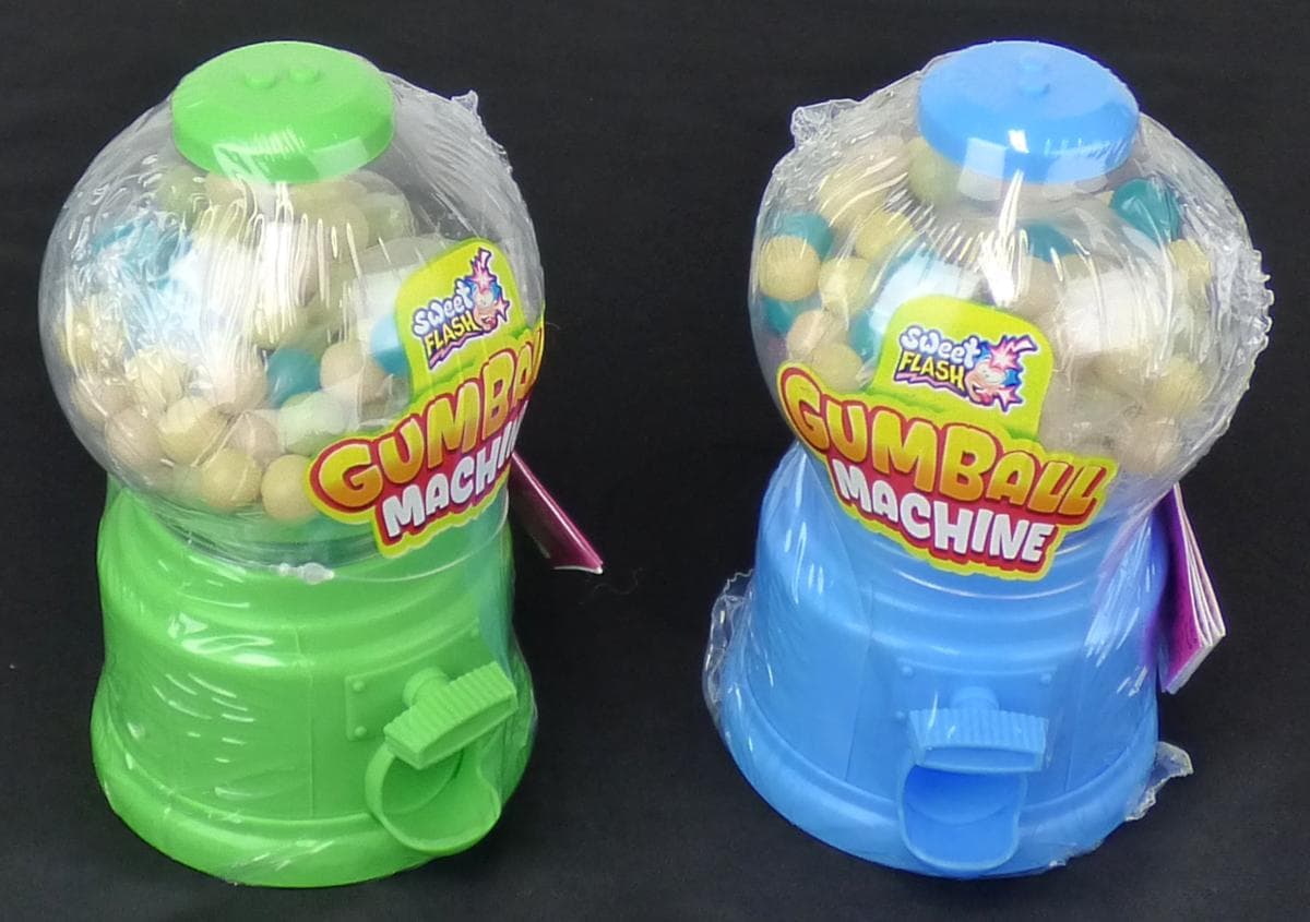 Zuckerware; Kaugummi

Bei der Ware handelt es sich um kugelförmige, bunte Kaugummis, verpackt in einem stilisierten Kaugummiautomaten aus Kunststoff in Aufmachung für den Einzelverkauf.  
Eine gemeinsame Einreihung als Warenzusammenstellung i.S.d. AV 3 b) scheidet aus, da es sich um eine Zusammenstellung handelt, die aus einem Nahrungsmittel und einem Gebrauchsgegenstand besteht (Kaugummis s. DEBTI-4733/25-1).
Der Verpackung ist ein Etikett beigefügt, dem Marken- und Produktnamen, die Zutatenliste und das Nettogewicht (120 g) entnommen werden können.

Ergebnisse der hier durchgeführten Untersuchungen:
Zuckergehalt (Saccharose, Isoglucose, Invertzucker): weniger als 60 GHT

Die Ware ist als Zuckerwaren ohne Kakaogehalt (einschließlich weiße Schokolade), Kaugummi, auch mit Zucker überzogen, mit einem Gehalt an Saccharose (einschließlich Invertzucker als Saccharose berechnet) von weniger als 60 GHT, in den TARIC-Code 1704 1010 00 einzureihen.