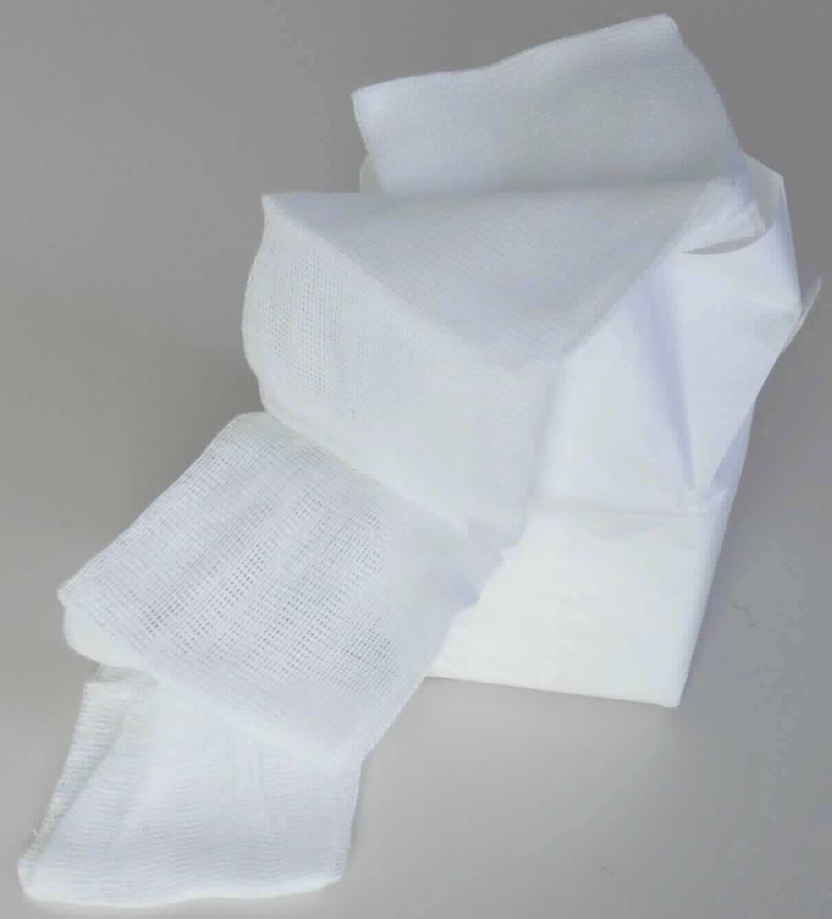 Watte, Gaze, Binden und ähnliche Erzeugnisse; Tamponadestreifen

Bei der Ware handelt es sich um einen vierfach gelegten, nicht sterilen 6 cm breiten und 5 m langen Verbandmullstreifen mit oder ohne Röntgenkontrastfaden, der nach Sterilisation zum Aufsaugen und Ableiten von Blut und Körperflüssigkeiten im Bereich der Gebärmutter verwendet werden soll. Die Ware ist einzeln in einem Papiereinschlag verpackt. 150 Tamponadestreifen sind in einem farbig bedruckten Umkarton in Aufmachung für den Einzelverkauf verpackt. 

Die Ware ist als Gaze und Waren daraus in die Unterposition 3005 9031 der Kombinierten Nomenklatur einzureihen.