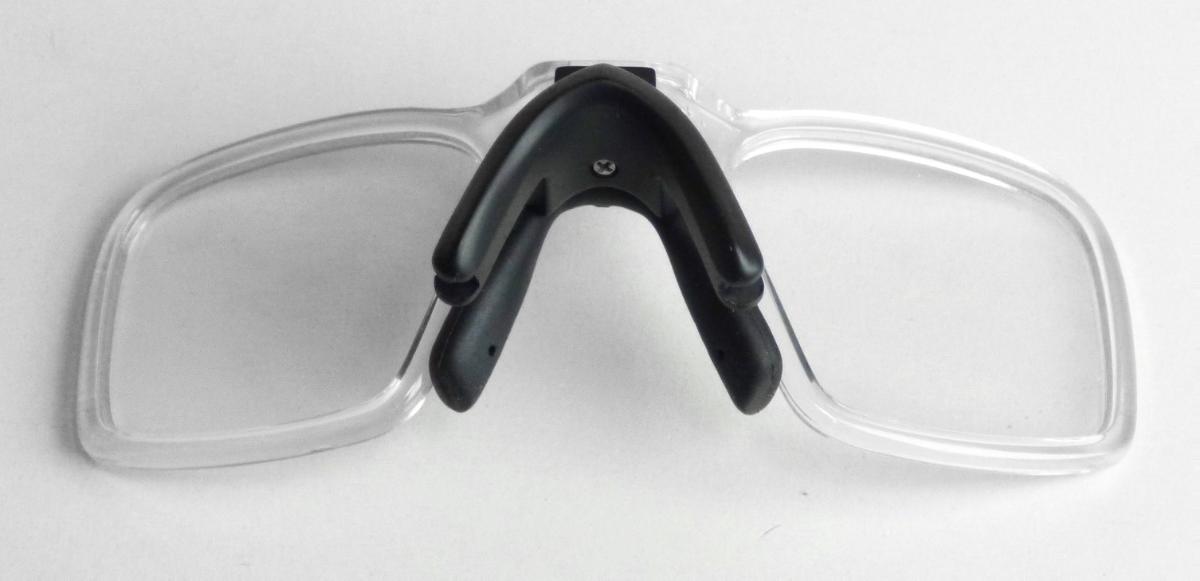 Sog. „optical insert“, im Wesentlichen bestehend aus einer Brillenfassung aus Kunststoff (B x H ca.: 10,4 x 3,7 cm) ohne Brillenbügel, mit Nasenbügel und mit nicht optisch bearbeiteten Kunststoffgläsern eingesetzt. Die Kunststoffgläser können durch einen Optiker mit Gläsern mit entsprechender Sehstärke ausgetauscht werden.
Die Fassung dient der Aufnahme korrigierender Gläser und anschließendem Einsatz in eine spezielle Schutzbrille (als Zubehör für Sportbrillen), welche somit als Korrektionsbrille nutzbar ist. Zum Einsetzen in eine Schutzbrille verfügt die Fassung über eine Halterung, die am Nasenbügel montiert ist.

Zur äußeren Form siehe Abbildung in der Anlage.

Die Ware wird als "Fassung für Brillen, aus Kunststoff" eingereiht.