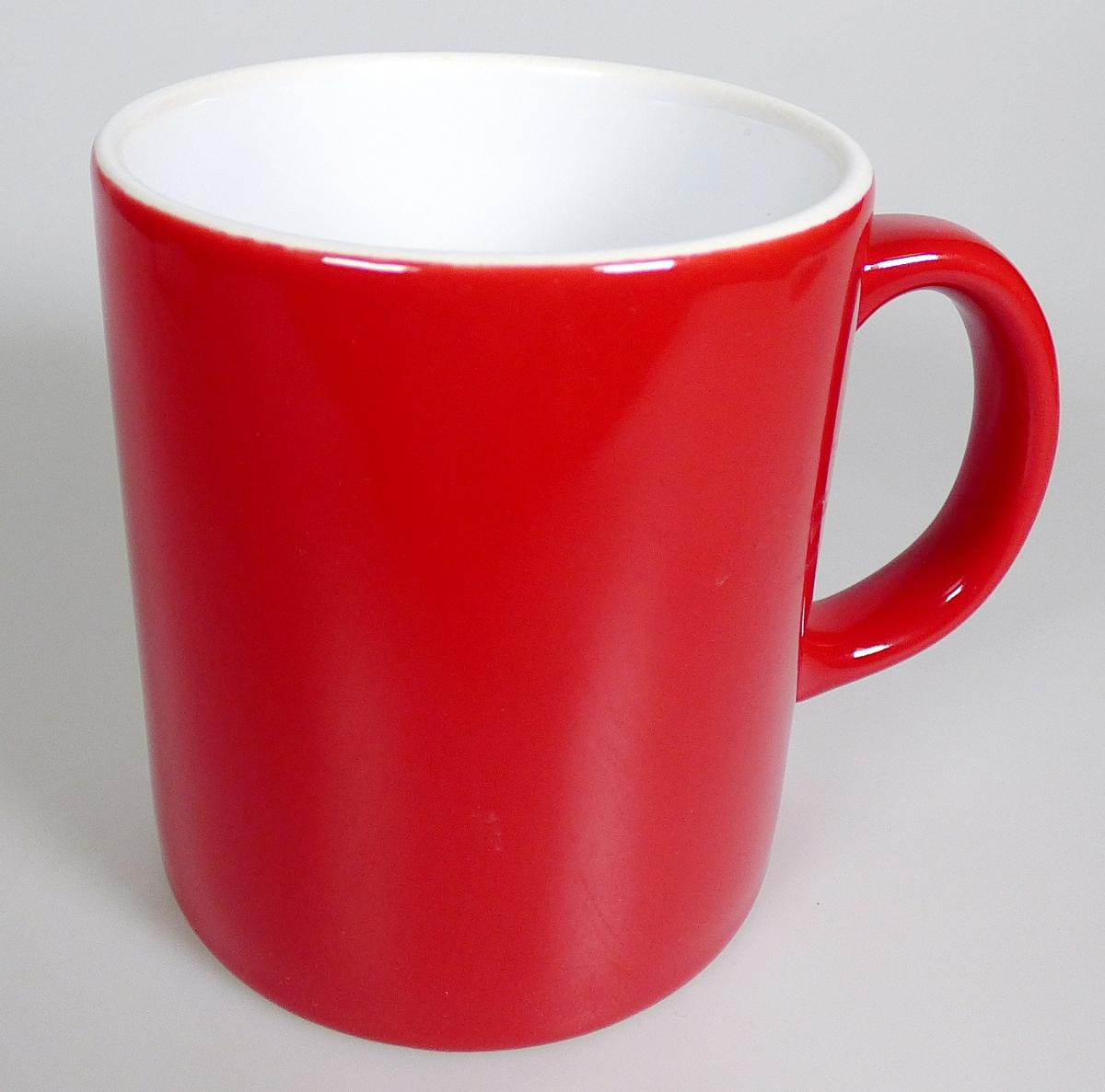 Anderes keramisches Geschirr, sog. Cambridge Tasse rot/weiß, 31 cl - Rastal SAP Nr.: 1000253270,
Foto siehe Anlage,
- außen rote, innen weiße, glasierte, becherartige Tasse mit Henkel,
- in den Abmessungen: 9,1 cm (Durchmesser) x 8 cm (Höhe),
- keramisches Erzeugnis, nach der Formgebung gebrannt, tonmineralhaltiges Material
  enthaltend,
- nach dem Ergebnis der wissenschaftlichen Untersuchung aus Steinzeug.

"Anderes keramisches Geschirr (Tasse), aus Steinzeug"