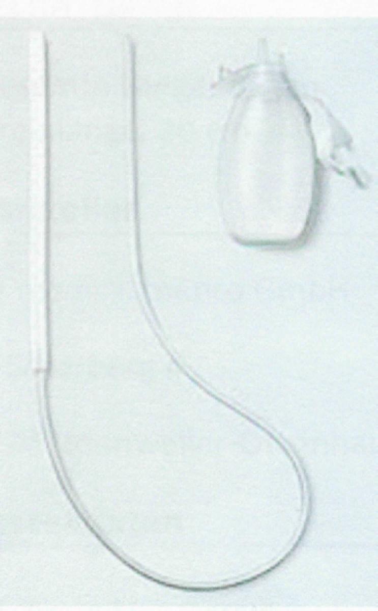 Sog. Soft-Drain Flat Active, im Wesentlichen bestehend aus einem Wunddrainagesystem aus
- einer Flachdrainage aus Silikon, bestehend aus einem weißen, auf voller Länge perforierten und mit atraumatischen Augen versehenen Flachdrain mit Breite x Höhe von 7 x 3 mm bzw. 10 x 4 mm, fest verbunden mit einem transparenten Schlauchteil, mit einer Gesamtlänge von 80 cm sowie
- einem Niedervakuum-Sammelreservoir, in Form eines ballonförmigen, klarsichtigen Silikonbehälters mit einer Kapazität von 150 ml, mit einer Skalierung, einem Adapter zum Anschluss an die Flachdrainage, einem Anti-Reflux-Ventil und einer Aufhängevorrichtung.
Äußere Form: siehe Abbildung in der Anlage.
Die Ware stellt sich als medizinisches Absaugsystem dar und wird zur postoperativen, sog-assistierten Ableitung von Blut und Wundsekreten verwendet. Dazu wird die Flachdrainage in der Wunde platziert. Das Reservoir wird komprimiert, um die Luft aus dem Reservoir zu evakuieren, und anschließend werden Flachdrainage und Reservoir verbunden. Der durch Unterdruck entstehende Sog bewirkt die Drainage. An der Messskala kann die drainierte Flüssigkeitsmenge abgelesen und diagnostisch beurteilt werden. 

Die steril verpackte Ware wird als "medizinisches Gerät, nicht von den Unterpositionen (KN) 9018 1100 bis 9018 9075 genannt" eingereiht.