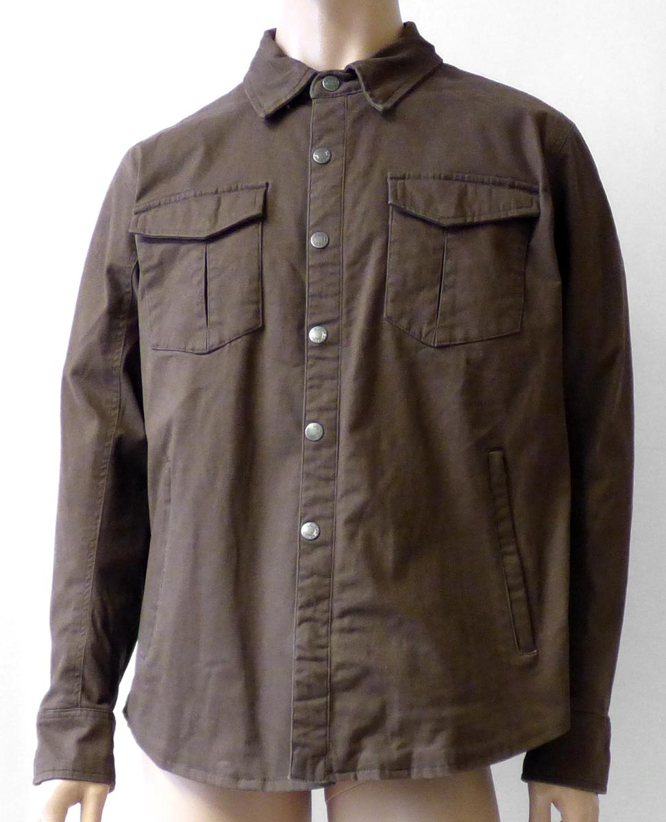 Anorakähnliches Kleidungsstück, sog. BÜSE Jackson II Herren Shirt, Größe L, Foto siehe Anlage,
- in einem Polybeutel verpackt,
- aus ca. 0,7 mm dicken (leichten), einfarbigen Geweben aus laut Antrag 98 % Baumwolle und
  2 % Elasthan (synthetische Chemiefasern); u. a. aufgrund des leichten Materials kein Kurzmantel,
- durchgehend gefüttert,
- mit einem Stückgewicht von ca. 1.235 g,
- über den Schritt reichend (Rückenlänge: ca. 77 cm),
- mit einem Umlegekragen,
- vorn mit einer durchgehenden Öffnung mit Reißverschluss, verdeckt von einer Patte mit Druck-
  knopfverschluss von links über rechts (Männerkleidung),
- mit langen Ärmeln; an den Ärmelenden mit manschettenartigen Abschlüssen, die mittels Druck-
  knopfverschluss zu verengen sind, und mit ca. 13 cm hochreichenden Reißverschlüssen mit er-
  weiternden Einsätzen,
- vorn mit zwei aufgesetzten Brusttaschen mit Patte und Druckknopfverschluss und zwei eingesetz-
  ten Taschen mit Reißverschluss unterhalb der Taille,
- wird im Allgemeinen über jeder anderen Kleidung und zum Schutz gegen das Wetter getragen,
  u. a. somit kein Hemd und keine Jacke.

"Anorakähnliches Kleidungsstück, aus Geweben, für Männer, aus Baumwolle, mit einem Stück-
 gewicht von mehr als 1 kg, nicht nach dem Batik-Verfahren handbedruckt"