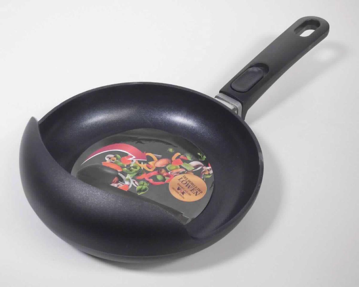 Bei der Ware handelt es sich um eine runde Pfanne mit
-einem größten Durchmesser von ca. 21 cm,
-einer Höhe von ca. 3,5 cm im flacheren Teil,
-einem erhöhten und nach innen überkragenden Rand über etwa ein Drittel des Durchmessers
 auf der dem Griff gegenüberliegenden Seite mit eine Gesamthöhe von ca. 7,5 cm,
-einer planen, magnetischen Unterseite,
-einer Beschichtung der Innenseite (laut Antragsteller aus Kunststoff),
-einen mit einer Schraube angesetzten Stiel von etwa 18 cm Länge.
Der Stiel besteht aus einer Halterung aus magnetischem unedlen Metall und einem etwa 16, 5 cm langen Griffstück aus Kunststoff, welches mittels eines Schiebeverschlusses abnehmbar ist.
Die Pfanne ist in einem halboffenen und bedruckten Karton verpackt.
Laut Angabe des Antragstellers handelt es sich um eine geschmiedete Pfanne aus Aluminium.

Nach Umfang und Bedeutung für die Verwendung ist das unedle Metall Aluminium als charakterbestimmend zu betrachten.

Derartige Erzeugnisse gehören als "andere Haushaltsartikel aus Aluminium"zur Codenummer 7615 1080 90 0 des Zolltarifs.

Abbildung sieh Anlage.