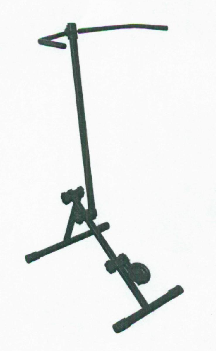 Bei dem sog. "Ständer für Cello & Bass" handelt es sich um einen höhenverstellbaren Ständer aus unedlem Metall (Stahlrohr), speziell zur Aufnahme eines Musikinstruments (Saiteninstrument, Streichinstrument), im Wesentlichen bestehend aus einem V-förmigen Bodengestell mit zwei Querstreben an jedem Ende als Standfüße und einer daran befestigten vertikalen Stange mit einem C-Bügel am oberen Ende. Der gepolsterte C-Bügel dient dem seitlichen Halt des Instruments in dem Ständer. Auf dem Bodengestell ist ein sog. Teller zur Aufnahme des Bass-Stachels angebracht. Das Erzeugnis ist für Transportzwecke zusammenklappbar.

Die Ware ist als "Zubehör für Musikinstrumente der Position 9202" einzureihen.