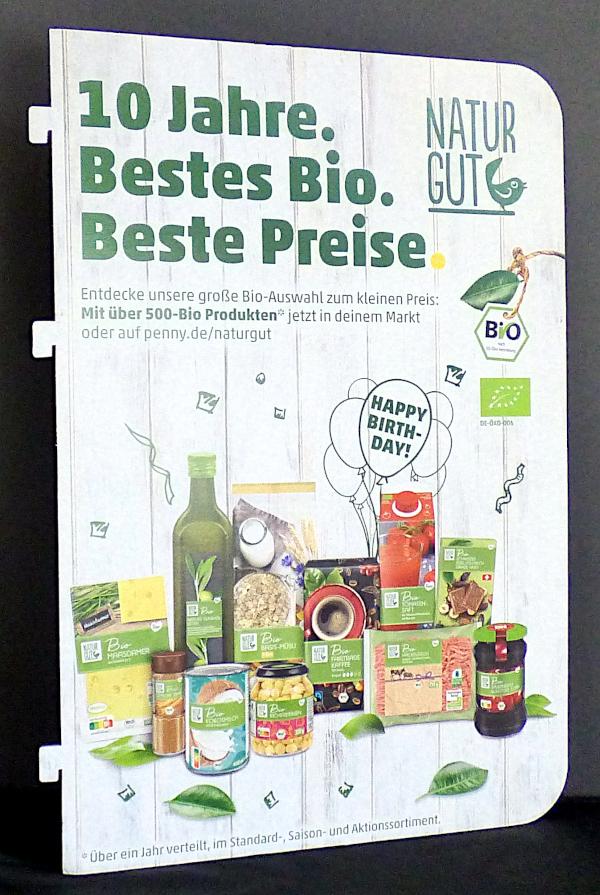 Es handelt sich um einen etwa 60 x 41,7 cm großen Zuschnitt aus Pappe, der beidseitig mit einem Logo, Text sowie Abbildungen von Lebensmitteln farbig bedruckt ist. Der Rand einer Längsseite weist drei ausgeformte Haken auf. Das Erzeugnis dient zu Werbezwecken und wird in Geschäften an Regalen befestigt.

Abbildung siehe Anlage. 

Derartige Erzeugnisse gehören als "andere Drucke, Werbedrucke, andere als Verkaufskataloge" zur Codenummer 4911 1090 00 0 des Zolltarifs.