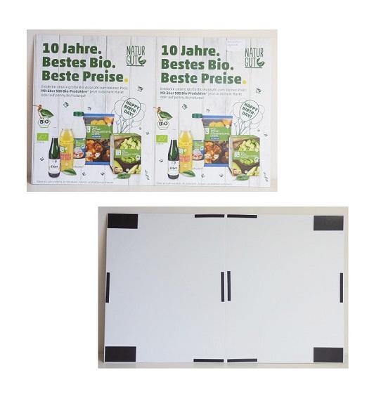 Es handelt sich um einen etwa 50 x 79,4 cm großen, mittig senkrecht gefalzten Zuschnitt aus Pappe, der auf der Vorderseite mit einem Logo, Text sowie Abbildungen von Lebensmitteln farbig bedruckt ist. Die Rückseite mit mehreren flachen, quaderförmigen Magnetstreifen unterschiedlicher Größe zur Befestigung versehen. Das Erzeugnis dient zu Werbezwecken und wird in Geschäften oberhalb eines Regals angebracht.
Im Hinblick auf die Bedeutung in Bezug auf die Verwendung verleiht der Werbedruck der Ware den wesentlichen Charakter.  

Abbildung siehe Anlage.

Derartige Erzeugnisse gehören als "andere Drucke, Werbedrucke, andere als Verkaufskataloge" zur Codenummer 4911 1090 00 0 des Zolltarifs.