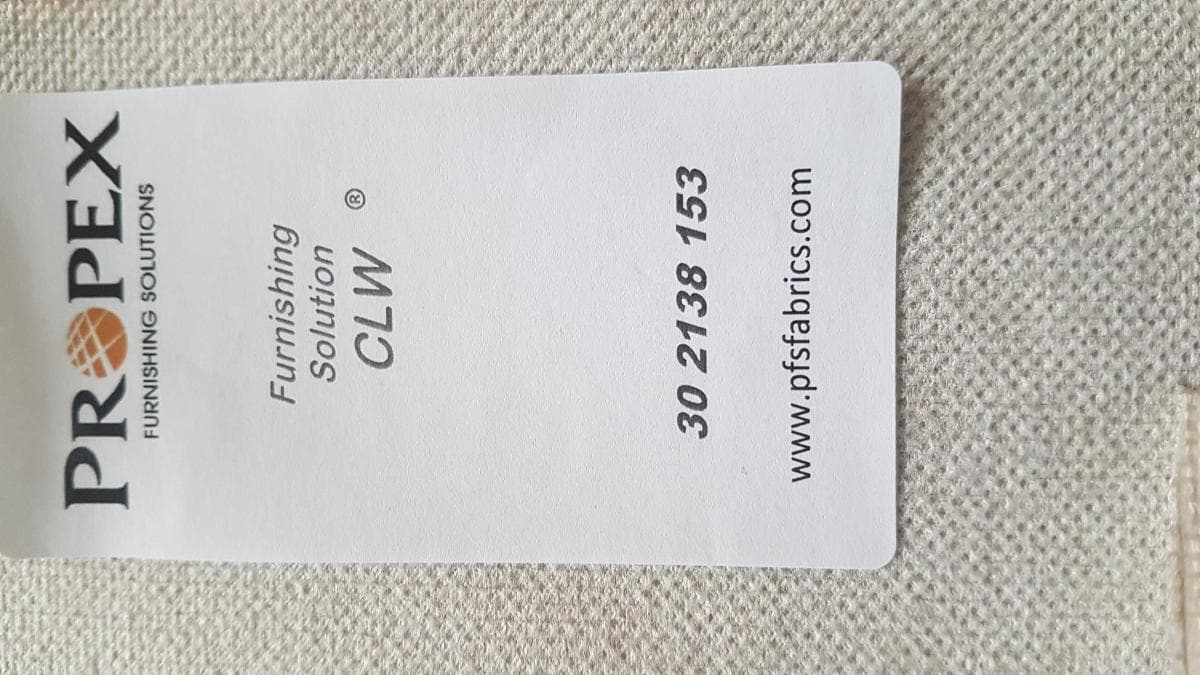 Gewebe, sog. Teppichgrundgewebe, Foto siehe Anlage,
- als Meterware, laut Antrag mit einer Breite von 3 m oder mehr,
- aus zwei mit ihrer ganzen Fläche aufeinanderliegenden und so miteinander durch Nadeln bzw.
  Kalandern verbundenen Lagen:
-- mit einer Oberlage (Schauseite):
--- aus einem Gewebe,
--- mit Kett- und Schussgarnen aus fibrillierten Streifen aus synthetischer Spinnmasse (laut Antrag
    Polypropylen) mit einer augenscheinlichen Breite von weniger als 5 mm,
-- mit einer Unterlage:
--- aus einem Nadelfilz aus synthetischen Chemiefasern,
- das die Schauseite bildende Gewebe verleiht der Ware insbesondere im Hinblick auf die Bedeutung in
  Bezug auf die Verwendung ihren wesentlichen Charakter, u. a. somit keine Ware der Position 5602.

"Gewebe aus Erzeugnissen der Position 5404, aus Streifen aus Polypropylen, mit einer Breite von 3 m
 oder mehr"