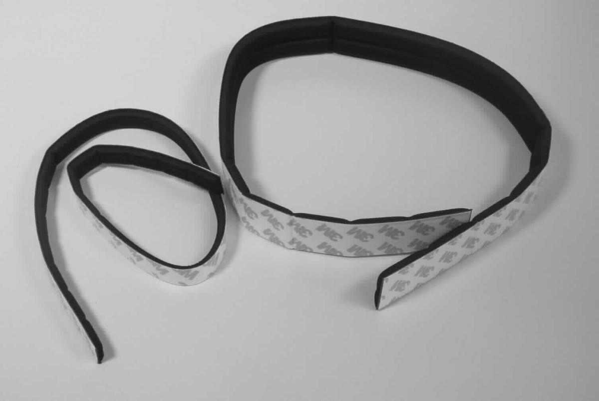 Staubsaugerschoner, sog. ProtectPads, Foto siehe Anlage,
- 2 Stück, in einem bedruckten Pappkarton verpackt,
- in den Abmessungen von laut Antrag ca. 57,8 cm bzw. 65 cm x 1,2 cm bzw. 2 cm,
- laut Untersuchungsergebnis (jeweils):
-- aus einem Kern aus Schaumkunststoff (laut Antrag EVA), einseitig mit einem Gewirke aus synthetischen 
   Chemiefasern (laut Antrag Polyester) überzogen, 
-- auf der Rückseite mit einem Klebevlies, mittels dessen die Ware an einen Staubsauger befestigt werden kann; 
   mit einem Abdeckpapier versehen, 
- durch Zusammenfügen konfektioniert,
- laut Antrag zur Verwendung an Staubsaugern zum Schutz der Möbel, 
- weist von der Konzeption her besondere Merkmale auf, die erkennen lassen, dass es sich um eine Ware des 
  technischen Bedarfs aus Spinnstoffen handelt,
- insbesondere im Hinblick auf die Verwendung sind der Kunststoff und das Gewirke gleichbedeutend, 
  somit verleiht keiner der beiden Bestandteile der ihren wesentlichen Charakter, sie ist daher der von den 
  gleichermaßen in Betracht kommenden Positionen (3926 / 5911) in der Nomenklatur zuletzt genannten 
  zuzuweisen.

"Waren des technischen Bedarfs aus Spinnstoffen, aufgeführt in Anmerkung 7 zu diesem Kapitel, andere als in den
 Unterpositionen 5911 10 bis 5911 40 genannte, aus Gewirken, andere als in den Unterpositionen 
 5911 9091 00 bis 5911 9099 50 genannte"