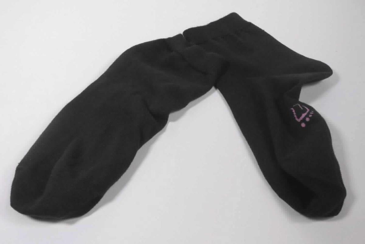 Socken, in Erwachsenengröße, Foto siehe Anlage,
- aus ca. 0,9 mm dicken, einfarbigen Gewirken aus laut Antrag 75 % Baumwolle, 23 % Polyester und 
  2 % Elasthan (Elastomergarn; beides synthetische Chemiefasern); im Bereich der Fußsohle mit einem
  eingewirkten Motiv,
- schlauchförmig abgepasst gewirkt (somit konfektioniert), mit ausgearbeiteter Ferse, 
- am oberen Rand mit einem doppelt gearbeiteten, ca. 2 cm breiten Abschluss versehen,
- die Knöchel bedeckend, nicht über die Waden reichend,
- zwischen der großen und der zweiten Zehe mit einem eingearbeiteten Formteil aus laut Antrag 
  Kunststoff (TPE),
- im Hinblick auf die Bedeutung in Bezug auf die Verwendung sind die Gewirke und der Kunststoff als annähernd
  gleich zu betrachten, im Hinblick auf den Umfang bestimmen jedoch die Gewirke den Charakter der Ware.

"Socken aus Gewirken, aus Baumwolle"