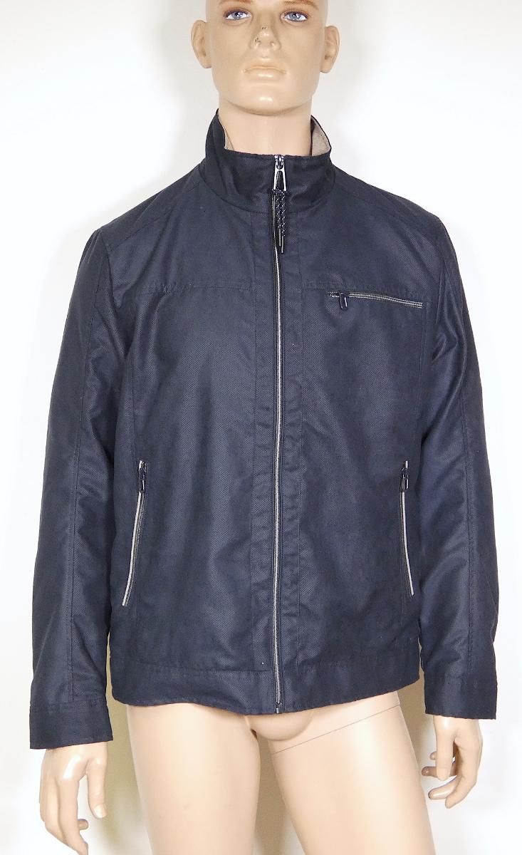 Jacke, Größe M, Foto siehe Anlage,
- aus ca. 0﻿,﻿2 mm dicken, buntgewebten Geweben aus laut Antrag 100 % Polyester (synthetische 
  Chemiefasern), 
- durchgehend leicht gefüttert,
- über die Taille reichend (Rückenlänge: ca. 69 cm),
- mit einem Stehkragen,
- vorn mit einer durchgehenden Öffnung mit Reißverschluss,
- ohne Hinweise auf den Trägerkreis (unisex); somit keine Männerkleidung,
- mit langen Ärmeln,
- vorn mit drei eingesetzten Taschen mit Reißverschluss,
- in Bahnen gearbeitet,
- am unteren Rand mit einem angesetzten, nicht verengenden Bund; somit kein Blouson,
- keine Arbeits- und Berufskleidung.

"Jacke, aus Geweben, für Frauen, aus synthetischen Chemiefasern, keine Arbeits- und Berufs-
 kleidung"