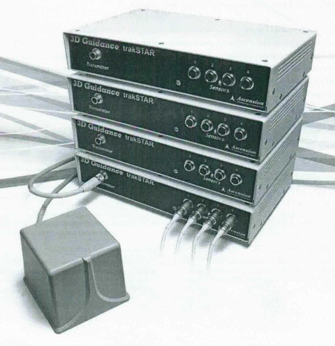 Eingabeeinheit für XYZ-Koordinaten, sog. Tracking-System, in Form einer Warenzusammenstellung aus mehreren Kabeln, einer CD-ROM, einer Kurzbeschreibung, Schrauben und einer den Charakter der Zusammenstellung in Bezug auf die Verwendung bestimmenden, funktionellen Einheit aus einem Steuergerät in einem 5 1/4 Zoll Gehäuse (17,7 x 14,7 x 4,1 cm) mit seriellen Schnittstellen (USB), 1-4 Sensoren sowie einem Transmitter, welche über Kabel miteinander verbunden sind. Das System wird in einem Laufwerkschacht eines Computers (nicht Gegenstand dieser vZTA) befestigt und dient zum Erfassen der dreidimensionalen Bewegungen der Sensoren/ des Sensors in dem durch den Transmitter generierten Magnetfeld, Umsetzen in XYZ-Positionsdaten und Weitergeben dieser an die automatische Datenverarbeitungsmaschine. Es ist an die Zentraleinheit anschließbar und in der Lage, Daten in einer vom System verwendbaren Form zu liefern.
Die Zusammenstellung ist in einem Karton für den Einzelverkauf aufgemacht. 

Die Ware wird als "Eingabeeinheit für automatische Datenverarbeitungsmaschinen, keine Tastatur" eingereiht.

Anlage: 1 Abbildung