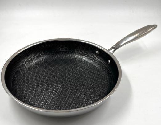 Es handelt sich um Bratpfannen, bestehend aus einem kreisrunden, schalenförmigen Korpus mit einem Mantel aus nicht rostendem Stahl, einem innenliegenden Kern aus Aluminium sowie einer Antihaftbeschichtung mit Wabenstruktur. Die Waren sind mit einem gelochten Stiel aus nicht rostendem Stahl versehen. Stahl herrscht gewichtsmäßig gegenüber Aluminium vor.
Die Erzeugnisse dienen dem Kochen und Braten von Speisen und sind mit einer Pappbanderole versehen.
Durchmesser: etwa 28 cm.
- Antragstellerangaben -

Abbildung siehe Anlage.

Derartige Erzeugnisse gehören als "andere Haushaltsartikel aus nicht rostendem Stahl" zur Codenummer 7323 9300 90 0 des Zolltarifs.