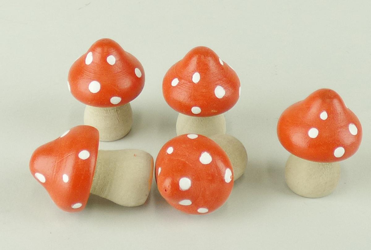 Künstliche Früchte, sog. 5er-Set Deko Fliegenpilze, Foto siehe Anlage,
- bestehend aus einem Hut und einem Stiel aus Holz,
- durch Kleben in Blumenbindetechnik miteinander verbunden,
- in den Abmessungen: ca. 3 cm (Höhe) x 2,5 cm (Durchmesser),
- aufgrund der Formgebung (nicht flach) keine Streudekoration und damit
  keine Festartikel im Sinne der Position 9505.

"Künstliche Früchte, aus anderen Stoffen als Kunststoff"
