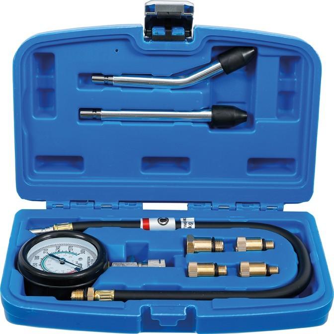 Sog. Kompressionstester für Benzinmotoren, in Form einer Warenzusammenstellung, in Aufmachung für den Einzelverkauf, im Wesentlichen bestehend aus einem in Bezug auf die Verwendung charakterbestimmenden Tester (Manometer), vier Zündkerzengewindeadaptern, zwei Testrohren (gerade und abgewinkelt) sowie einem für den dauerhaften Gebrauch bestimmten Kunststoffkoffer für die Aufbewahrung der einzelnen Komponenten (siehe Abbildung in der Anlage). 
Der Tester als kombinierte Maschine besteht im Wesentlichen aus einem zylinderförmigen Gehäuse mit einem Metallfedermesswerk, einer analogen Messwertskala (0-300 psi / 0-2000 kpa / 0-20 bar), einem Zeiger, einem Ventil sowie einem Verbindungsschlauch mit Schnellkupplung. 
Das Manometer (kennzeichnende Haupttätigkeit) wird zum Messen des Kompressionsdruckes an Benzinmotoren verwendet, das Ventil ermöglicht wiederholtes Messen ohne Demontage. 
Die Ware wird als "Gerät zum Messen oder Überwachen des Druckes von Flüssigkeiten oder Gasen, ausgenommen Instrumente, Apparate und Geräte der Position 9014, 9015, 9028 oder 9032, als Manometer mit Metallfedermesswerk (mit Kapsel-, Platten-, Rohr- oder Schneckenfeder)" eingereiht.