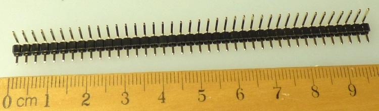 Stiftleiste im Rastermaß 2,50 mm (Artikel-Nr.: 243-14-006-1-50),
bestehend aus einer Kunststoffleiste mit 6 Steckkontakten (einreihig) auf der Oberseite und der entsprechenden Anzahl an Kontaktstiften auf der Unterseite,
- für eine Spannung von unter 1000 V,
- zum Herstellen einer elektrischen Verbindung durch Einstecken eines
   entsprechenden Gegenstückes (female) nach Montage (Löten) auf eine Leiterplatte.

Die Ware ist als "elektrisches Gerät zum Verbinden von elektrischen Stromkreisen,
für eine Spannung von 1000 V oder weniger, Steckvorrichtung, für gedruckte Schaltungen" einzureihen.

Anlage: 1 Abbildung