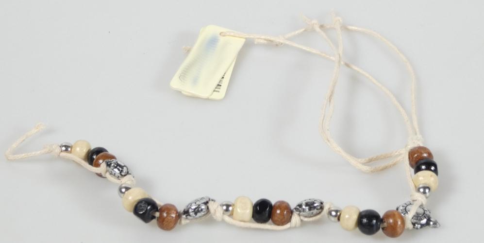 Sogenannte Freundschaftsarmbänder:

Es handelt sich um ein sogenanntes Freundschaftsarmband nachfolgender Beschaffenheit:
- Länge rd. 24 cm
- mit 15 Kugeln aus Holz
- mit 4 Elementen in Form einer Schildkröte (offnensichtlich aus Metall)
- mit 5 silberfarbenen Perlen
- auf einem Band aus Spinnstoff.

- Antragstellerangaben -

Derartige Erzeugnisse gehören als "anderer Fantasieschmuck - Armband -  (überwiegend aus Holz)" zum TARIC-Code 7117 9000 00.