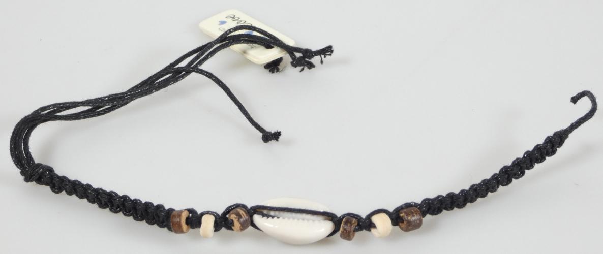 Sogenanntes Freundschaftsarmband:

Es handelt sich um ein sogenanntes Freundschaftsarmband nachfolgender Beschaffenheit:
-	Länge rd. 24 cm
-	mit 1 Element aus Kunststoff
-	mit 6 scheibenförmigen Elementen mit Mittellochung aus Holz
-	auf einem Band aus Spinnstoff
- Antragstellerangaben -

Abbildung siehe Anlage.

Derartige Erzeugnisse gehören als „anderer Fantasieschmuck – Armband – (über-wiegend aus Holz) zum TARIC-Code 7117 9000 00.