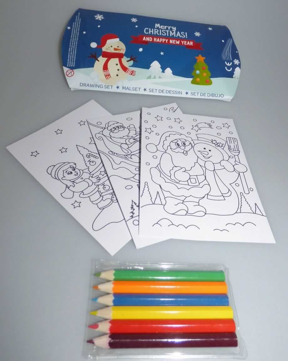 Bei dem sog. "Malset mit Weihnachtsmotiven" handelt es sich um eine Warenzusammenstellung in Aufmachung für den Einzelverkauf bestehend aus 6 verschiedenfarbigen, angespitzten Buntstiften (Länge ca. 8,5 cm) mit einem festen Schutzmantel in einer durchsichtigen Kunststoffverpackung zum dauerhaften Gebrauch verpackt sowie drei weißen, auf einer Seite mit Bildern zum Ausmalen bedruckten Postkarten (Maße ca.: 14,5 x 10,5 cm, L x B). 
Aufgrund der Menge und der Bedeutung für die Verwendung bestimmen die Buntstifte den Charakter der Warenzusammenstellung.

Die in einem bunt bedruckten Pappschuber verpackte Warenzusammenstellung ist als "Farbstifte mit festem Schutzmantel, andere als Bleistifte" einzureihen.