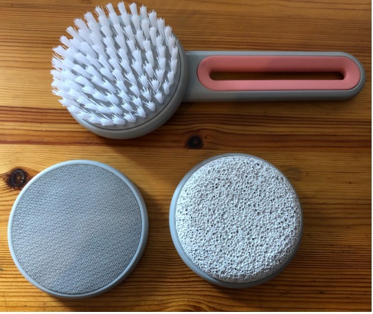"Fußpeeling Set"
Zusammenstellung für die Fußpflege (Pediküre), bestehend aus

- einem Handgriff aus Kunststoff mit einem darin mittels Bajonett-Verriegelung eingesetzten
  Aufsatz aus Kunststoff mit einer Reibefläche aus Stahl

- - zur Verwendung als Fußfeile, zum Abtragen von Hornhaut

- zwei weiteren auswechselbaren Aufsätzen

- - einer mit Bimstein

- - einer mit Borsten (Bürste)

- zusammen in einem Pappkarton verpackt

(Antragstellerangaben)

Abbildung siehe Anlage.

Derartige Erzeugnisse gehören als "Zusammenstellung für die Pediküre"
zum TARIC-Code 8214 2000 00.