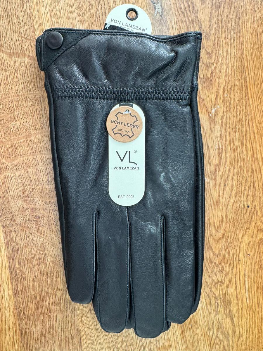 Handschuhe aus Leder, Foto siehe Anlage,
- als Fünffingerhandschuhe gearbeitet,
- aus Leder,
- gefüttert,
- am unteren Rand mit einem kurzen Schlitz mit einem Druckknopfverschluss,
- ohne funktionelle Merkmale von Spezialsporthandschuhen oder von Schutzhandschuhen.

"Bekleidungszubehör aus Leder, Fingerhandschuhe, keine Spezialsport- oder Schutzhandschuhe"