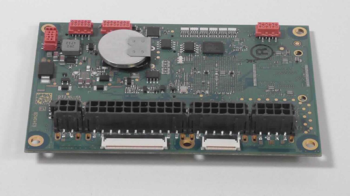 Elektronische Zentralbaugruppe,
speicherprogrammierbare Steuerung im Wesentlichen bestehend aus einem Prozessor, Programm-, Datenspeicher (Flash-, RAM und FRAM) auf einer gedruckten Schaltung, mit seriellen Schnittstellen (CAN-Bus, RS232, Ethernet, USB), mit Videoeingang (z.B. zur Spiegelung des Kamerabildes), mit verschiedenen Ein- und Ausgängen (digital/analog), mit Primärbatterie,
für eine Betriebsspannung zwischen 9 und 32 VDC,
zum Einbau in ein Bedien- und Steuergerät mit Bildschirm, zur Verarbeitung von Benutzereingabedaten sowie Maschinendaten, zum Steuern von Innen- und Außenbeleuchtung sowie Pneumatik- oder Hydraulikventilen von mobilen Arbeitsmaschinen.

Die Ware ist als "speicherprogrammierbare Steuerung, keine Vermittlungseinrichtung der Position 8517, für eine Spannung von 1000 V oder weniger, kein Steuerschrank für numerische Steuerungen mit eingebauter automatischer Datenverarbeitungsmaschine, nicht von den TARIC-Unterpositionen 8537 1091 10 bis 8537 1091 70 erfasst" einzureihen.