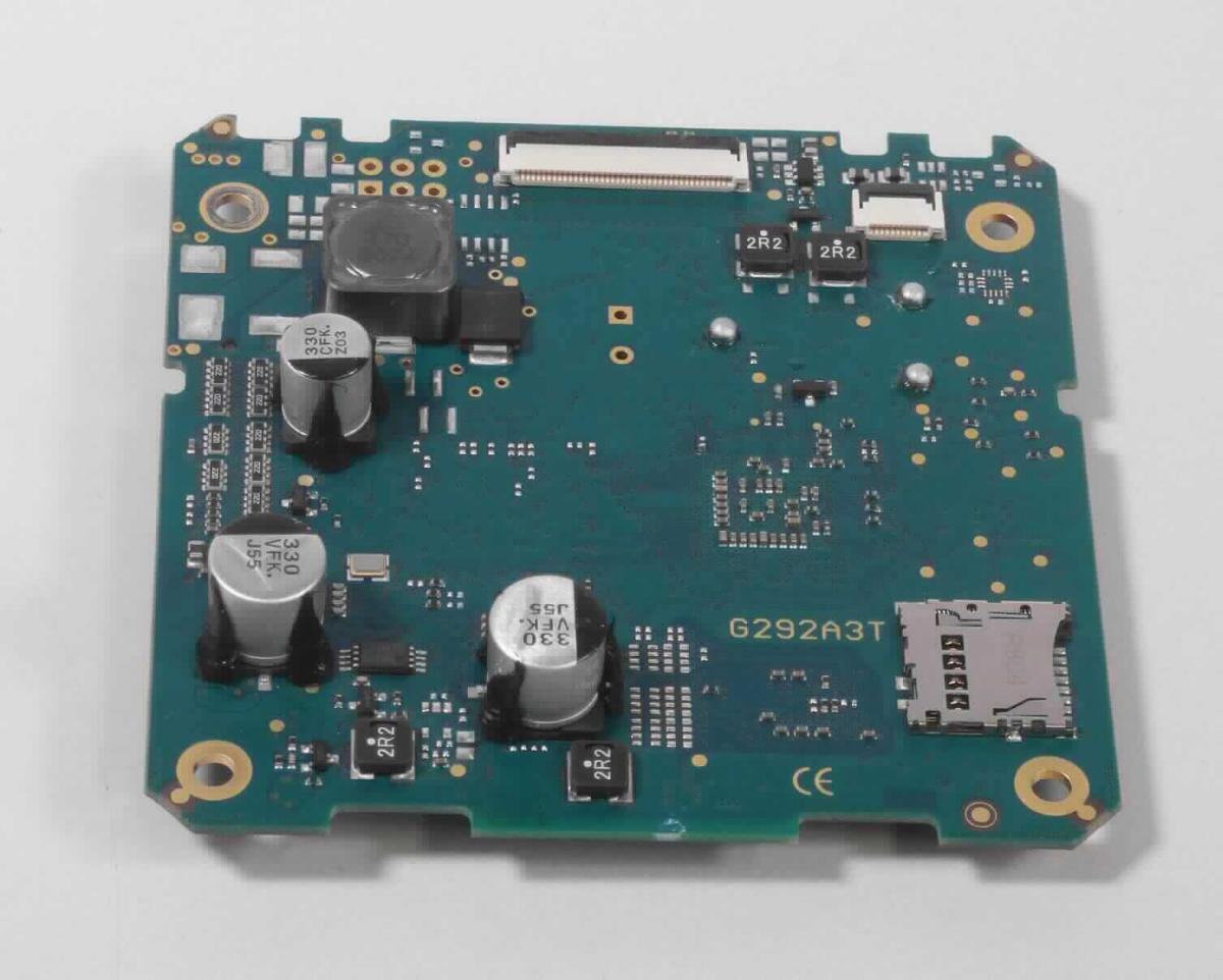 Elektronische Zentralbaugruppe,
speicherprogrammierbare Steuerung im Wesentlichen bestehend aus einem Prozessor, Programm-, Datenspeicher (Flash, RAM und FRAM) auf einer gedruckten Schaltung, mit seriellen Schnittstellen (z.B. CAN-Bus), mit verschiedenen Ein- und Ausgängen (digital/analog), mit Primärbatterie, Größe ca. 83 x 83 x 20 mm,
für eine Betriebsspannung zwischen 10 und 32 VDC,
zum Einbau in ein Bedien- und Steuergerät, zur Verarbeitung von Benutzereingabedaten sowie Maschinendaten, zum Steuern von Innen- und Außenbeleuchtung sowie Pneumatik- oder Hydraulikventilen von mobilen Arbeitsmaschinen.

Die Ware ist als "speicherprogrammierbare Steuerung, keine Vermittlungseinrichtung der Position 8517, für eine Spannung von 1000 V oder weniger, kein Steuerschrank für numerische Steuerungen mit eingebauter automatischer Datenverarbeitungsmaschine, nicht von den TARIC-Unterpositionen 8537 1091 10 bis 8537 1091 70 erfasst" einzureihen.