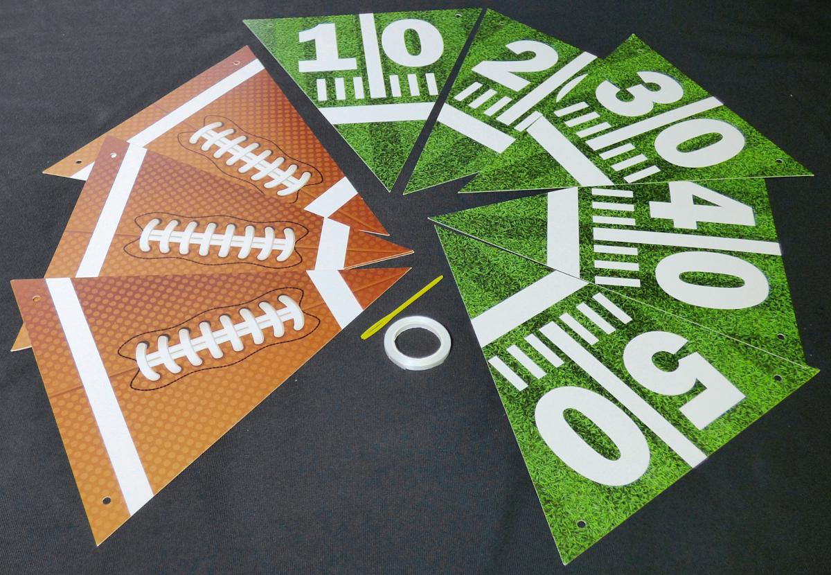 Sogenannte Deko Girlande Superbowl:
- aus Pappe 250 g/m2
- aus einem Kunststoffband und
- aus einer Nadel aus Kunststoff
Es handelt sich um eine noch nicht zusammengesetzte Girlande. Das Erzeugnis besteht aus insgesamt neun dreieckigen Zuschnitten aus Pappe in Wimpelform, die mit einem Footballmotiv (4 Stück) oder mit einer Spielfeldskala (10 bis 50 Yard) bedruckt sind. Aufgrund ihrer neutralen Gestaltung ist die Wimpelkette als universeller Dekorationsartikel verwendbar (somit kein Festartikel der Position 9505). Die Wimpelzuschnitte sind mit einem aufgerollten, etwa 4 mm breiten Auffädelband und einer Auffädelhilfe (Kunststoffnadel) in einem transparenten Folienbeutel verpackt. Hinsichtlich des Umfanges und der Bedeutung für die Verwendung (Zierwirkung) wird der Charakter der Ware durch die Pappzuschnitte bestimmt.

Abbildung siehe Anlage.
Derartige Waren gehören als "andere, als in den vorgenannten Codenummern aufgeführten Waren aus Papier oder Pappe" zur Codenummer 4823 90 85 80 0 des Zolltarifs, da es sich um aus verschiedenen Stoffen zusammengesetzte Waren handelt, deren wesentlicher Charakter insbesondere im Hinblick auf den Umfang durch die Pappe mit Aufdrucken nebensächlicher Art bestimmt wird.