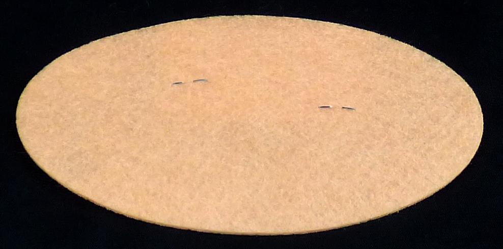 Untersetzer, sog. Untersetzer Superbowl, Foto siehe Anlage,
- annähernd oval zugeschnitten (somit konfektioniert); in den max. Abmessungen (L x B) 
  von ca. 14 cm x 8 cm,
- laut Untersuchungsergebnis aus genadelten und mit Bindemitteln bzw. Bindefasern ver-
  festigten Vliesstoffen aus synthetischen Chemiefasern; somit keine Ware aus Filz,
- dient als Untersetzer z. B. für Gläser bei Tisch; wird insbesondere wegen des Materials 
  üblicherweise nicht gewaschen und kennzeichnet sich aufgrund des Verwendungs-
  zwecks und der Ausstattung als Ware zur Innenausstattung; somit keine Tischwäsche 
  der Position 6302 und keine Ware der Position 6307.

"Andere Ware zur Innenausstattung (Untersetzer), aus Spinnstoffen, keine Ware der 
 Position 9404, aus Vliesstoffen, aus synthetischen Chemiefasern"
