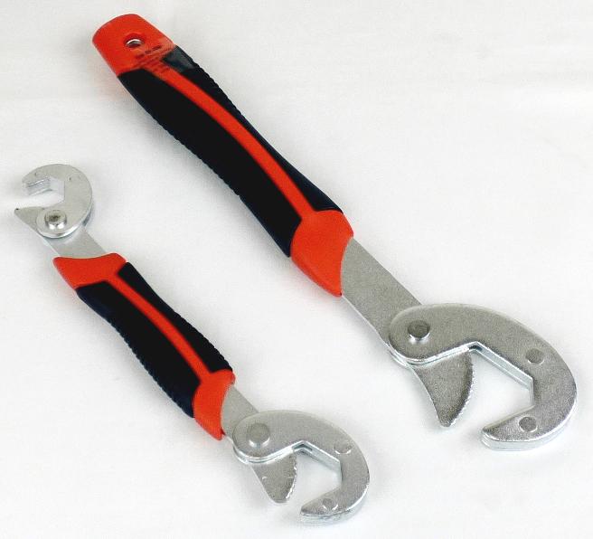 "Schraubenschlüssel-Set Art.-Nr. 55008"

- Set, bestehend aus

- - einem ca. 29 cm langen Werkzeug aus unedlem Metall mit einem länglichen Griffteil, an einem
    Ende mit einer Aufhängeöse und am anderen Ende mit Zähnen und einem beweglich gelagerten,
    spezifisch geformten Kopfteil augestattet; Schlüsselweite: 23 - 32 mm

- - einem ca. 21,5 cm langen Werkzeug aus unedlem Metall, an beiden Enden mit Zähnen und be-
    weglich gelagerten, spezifisch geformten Kopfteilen ausgestattet; Schlüsselweiten: 9 - 14 mm und
    15 - 22 mm

- beide Griffteile sind mit einem speziell ausgearbeiteten Griff aus sog. Weichkunststoff überzogen

- zum Lösen und Festziehen von Schrauben, Muttern, Bolzen und Flanschen; der bewegliche Kopfteil
  bewirkt eine Selbstklemmung und passt sich selbständig der Größe der zu schraubenden Teile an

- gemeinsam auf einer bedruckten Pappunterlage aufgeblistert

Abbildung siehe Anlage.

Derartige Erzeugnisse gehören als "von Hand zu betätigende Schrauben- und Spannschlüssel, mit ver-
stellbarer Spannweite, mit arbeitendem Teil aus unedlem Metall" zum TARIC-Code 8204 1200 00.