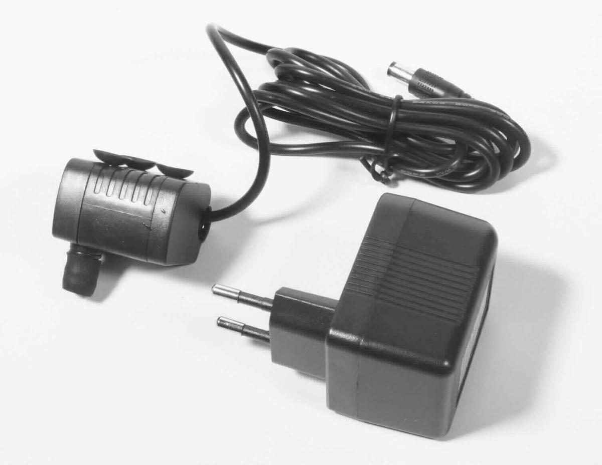 Trinkbrunnen Ersatzpumpe (Abbildung siehe Anlage),
- aus einer einstufigen Tauchmotorpumpe in einem annähernd quadratischen Gehäuse 
  (Abmessungen: 3,7 x 3,3 x 2,4 cm, Spannungsversorgung: 12 V, max. Förderhöhe: 50 cm, 
  max. Fördermenge: 120 l/h) mit drei Saugfüßen zur Befestigung, mit eingebautem Elektro-
  motor, Wasserein- und austrittsöffnung, einer Vorrichtung zur Einstellung der Wasserdurch-
  flussmenge und einem festverbundenen Stromkabel sowie einen Netzteil,
- zum Fördern des aufzubereitenden Trinkwassers in einen Trinkbrunnen für Hunde und 
  Katzen.

"Flüssigkeitspumpe, andere Kreiselpumpen, Tauchmotorpumpen, einstufig - Trinkbrunnen
 Ersatzpumpe, in funktioneller Einheit mit Netzteil"