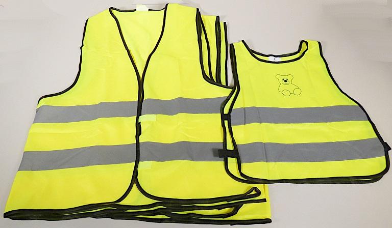 Warnschutz-Set, in Erwachsenen- bzw. Kindergröße, Foto siehe Anlage,
- laut Antrag Zusammenstellung bestehend aus vier Warnwesten in Erwachsenengröße und 
  einem Warnschutz-Überwurf in Kindergröße; gemeinsam in einem Polybeutel mit Aufkleber 
  verpackt,
- keine Einreihung als Warenzusammenstellung, da die Waren nicht der Befriedigung eines
  speziellen Bedarfs (hier unterschiedliche Trägergruppen) dienen; getrennte Einreihung der
  Waren, da die Westen und der Überwurf nicht in eine Position eingereiht werden können,
- Warnwesten:
-- laut Antrag:
--- aus ca. 0﻿,﻿4 mm dicken, einfarbigen (signalgelb) Gewirken aus 100 % Polyester (synthetische
    Chemiefasern),
--- über die Taille reichend (Rückenlänge: ca. 67 cm),
--- vorn mit einer durchgehenden Öffnung mit Klettverschluss von rechts über links (Frauen-
    kleidung),
--- ärmellos; mit weiten Armausschnitten,
--- mit zwei aufgenähten, ca. 5 cm breiten, reflektierenden Streifen aus Geweben aus Spinn-
    stoffen,
--- an allen Rändern mit schmalen, kontrastfarbenen Gewirkestreifen eingefasst.

"Westen, aus Gewirken, aus Chemiefasern, für Frauen"