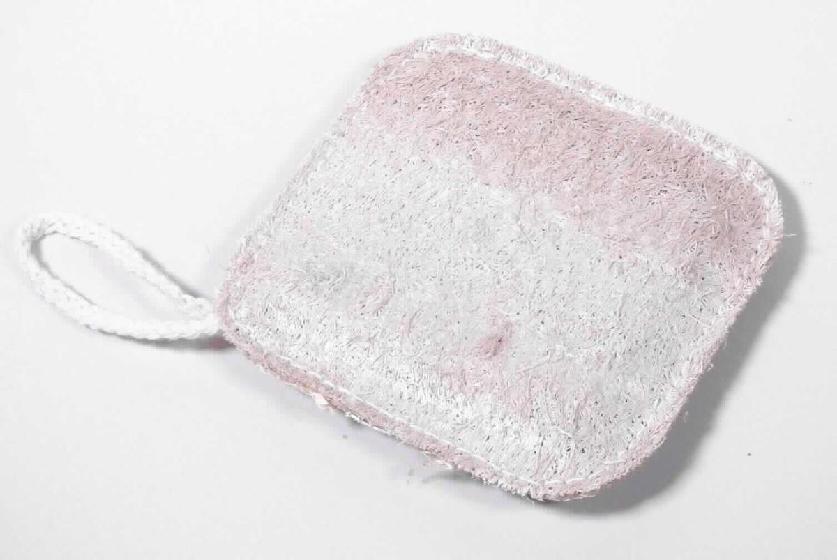 Nach den Angaben der Antragstellerin und dem vorliegenden Warenmuster handelt es sich um einen sog. "Luffa Schwamm". Der annähernd quadratische Schwamm (ca. 9,5 cm) besteht aus einer Außenhülle aus Luffa (Zellgewebe des Schwammkürbis) und einer ca. 0,5 cm dicken Innenlage aus Cellulose. Die beiden Lagen der Außenhülle sind mit einem Spinnstoffgarn zusammengenäht. Das Erzeugnis ist mit einer Spinnstoffschlaufe als Aufhängevorrichtung ausgestattet. 
Derartige Erzeugnisse dienen als Massage- und Peelingschwämme der Hautpflege.

Der Charakter der Ware wird im Hinblick auf das äußere Erscheinungsbild und die Bedeutung für die Verwendung durch die Außenhülle aus Luffa bestimmt.

Hinweise auf eine Fertigung in Handarbeit liegen nicht vor.

Zolltarifrechtlich handelt es sich um eine "Ware aus Luffa, nicht handgearbeitet".
