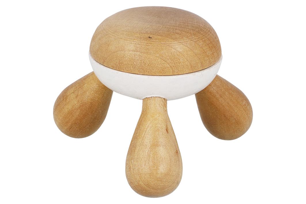Sog. Massagehilfe dreibeinig, im Wesentlichen bestehend aus einem ca. 9 x 7 cm großen Handmassagegerät in Form eines Dreibeins aus Holz mit annähernd rundem, abgeflachten Handgriff mit drei Fortsätzen, welche unten abgerundet sind.
Äußere Form: Siehe Abbildung in der Anlage.
Die Ware ist zur Verwendung als Handapparat für die mechanische (Selbst-)Massage verschiedener Körperregionen durch Reiben eines oder mehrerer Gerätearme über die entsprechenden Körperteile bestimmt. Die Massagewirkung entsteht durch den Druck, der von der die Massage ausübenden Person erzeugt wird.
Die Ware wird als "Massagegerät, kein elektrisches Vibrationsmassagegerät" eingereiht.