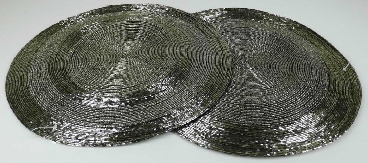 Erzeugnisse aus Glaskurzwaren, sog. Tischset, Art.-Nr.: 3528700, Foto siehe Anlage, 
- in Form zweier runder Untersetzer für den Tischgebrauch, 
- in den Abmessungen: ca. 36 cm (Durchmesser),  
- aus verschiedenen Stoffen zusammengesetzte Ware, bestehend aus: 
- - Glas in Form von grau gefärbten, durchbohrten Perlen und grau gefärbten Röhrchen, 
- - unedlem Metall in Form von Drähten, auf die die Glasperlen und -röhrchen spiralförmig aufgereiht sind, 
- die Glaskurzwaren (Glasperlen und -röhrchen) bestimmen in Bezug auf den Umfang und das äußere 
  Erscheinungsbild den Charakter der Waren.

"Waren (Tischset) aus Glaskurzwaren, Erzeugnisse aus Glaskurzwaren"